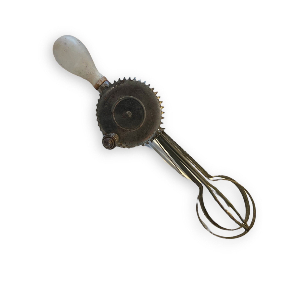White Hand Beater Vintage Old Mixer 1920’s Egg Beater 1930’s White Aged Patina - Picture 2 of 10
